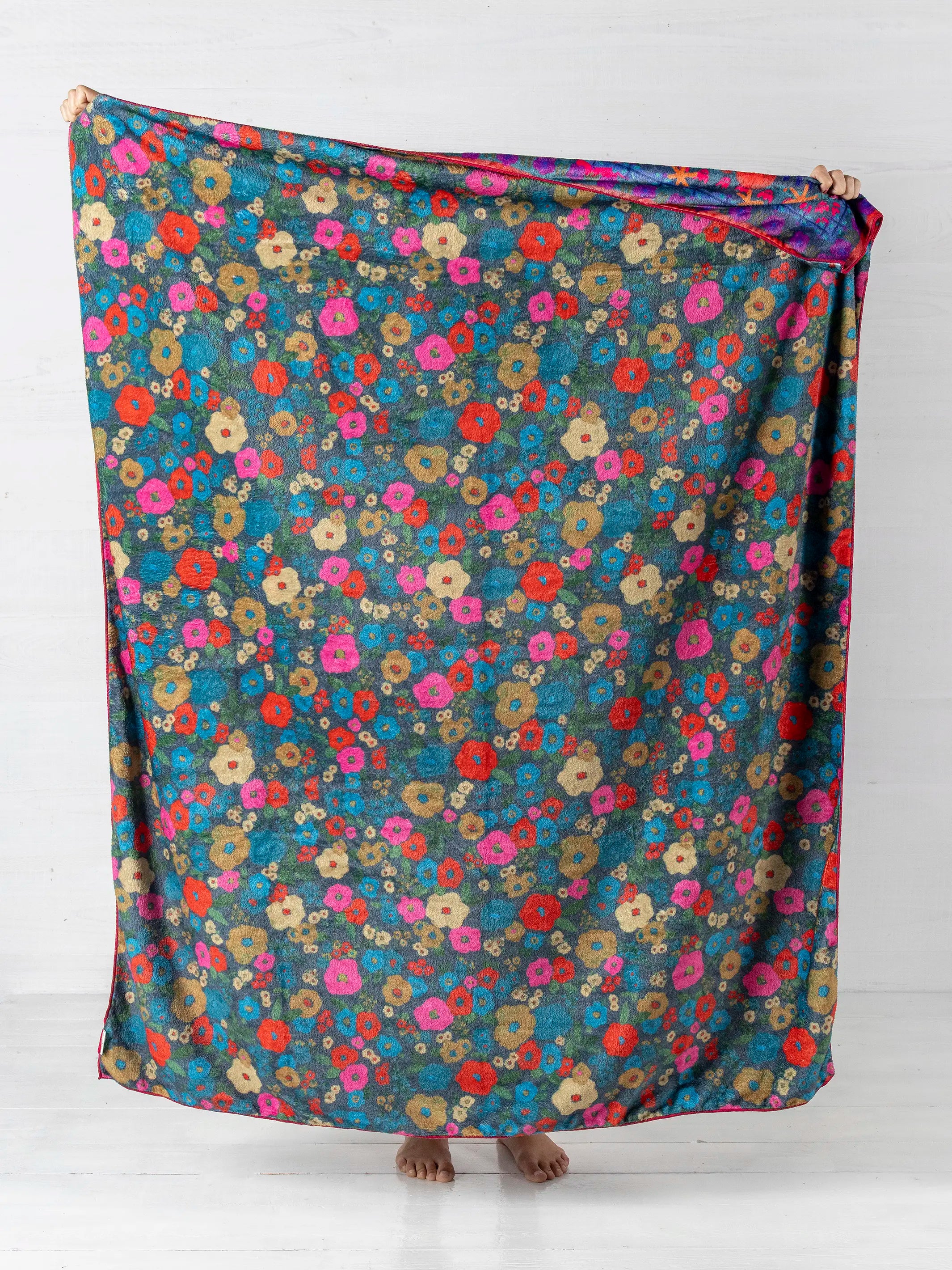 Double-Sided Cozy Throw Blanket - Pink Folk Flower - Thumbnail 5