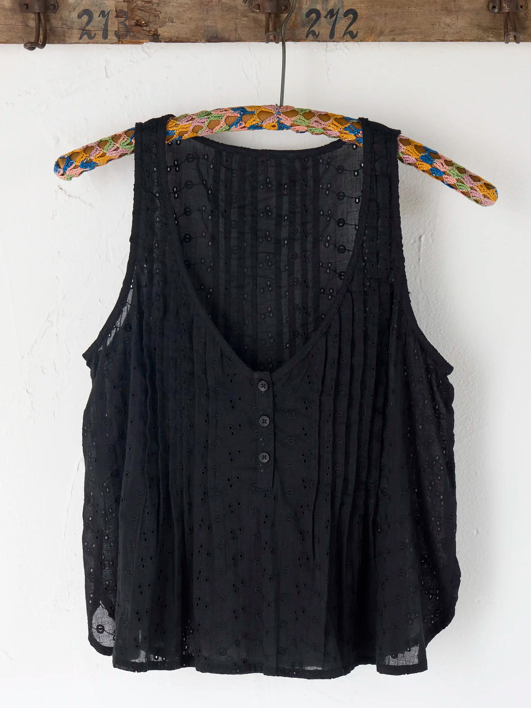 Savannah Sleeveless Cotton Eyelet Top - Black – Natural Life