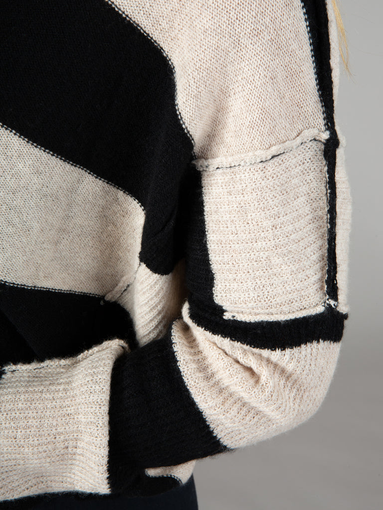 Slouchy V Neck Sweater|Black Tan-view 4